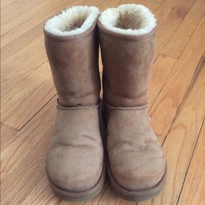UGG AUSTRALIA Classic Short Chestnut Boots. Size 8